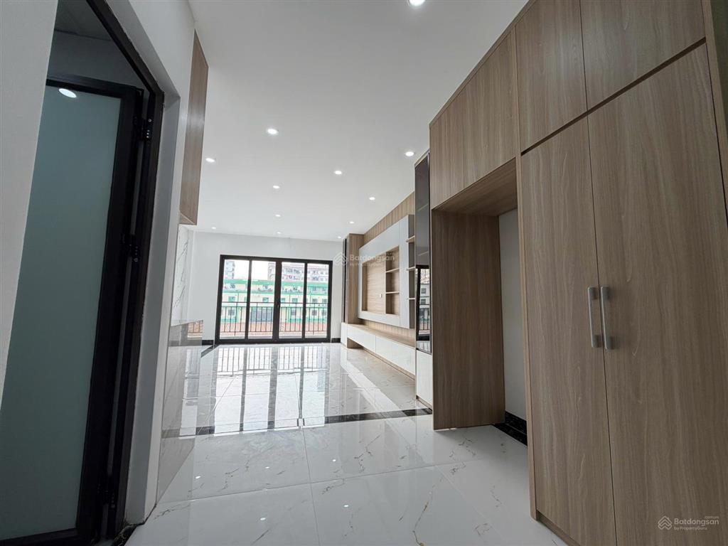Giải phóng  bx nước ngầm  7 tầng thang máy  mặt tiền bề thế  2 thoáng  gara ô tô
