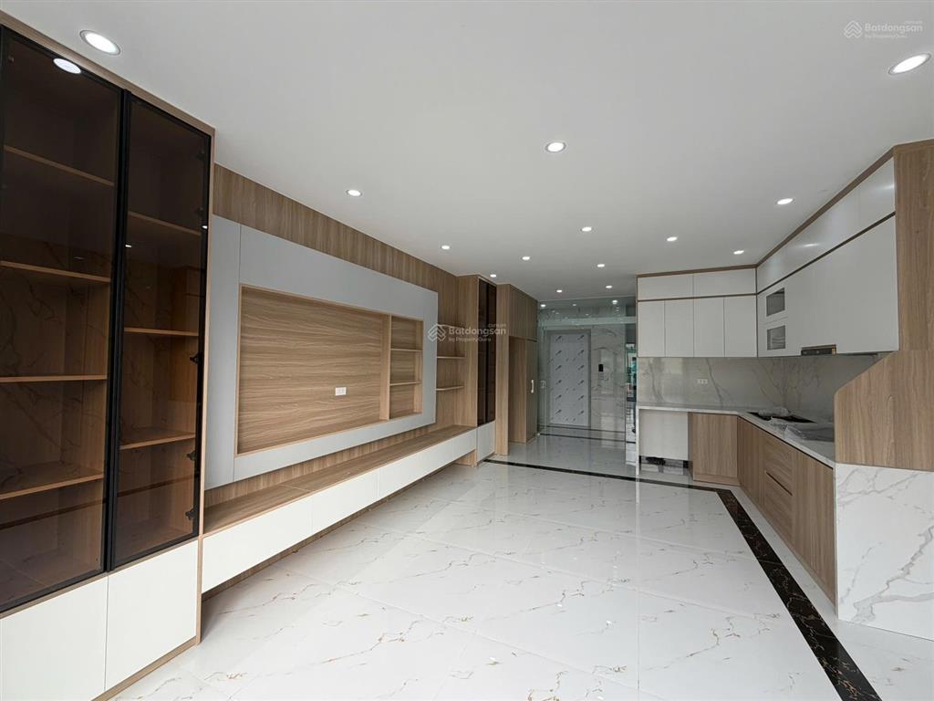 Giải phóng  bx nước ngầm  7 tầng thang máy  mặt tiền bề thế  2 thoáng  gara ô tô