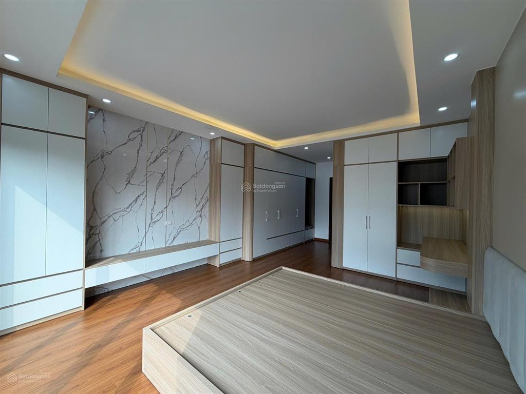Giải phóng  bx nước ngầm  7 tầng thang máy  mặt tiền bề thế  2 thoáng  gara ô tô