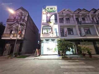 Bán nhà hoàn công kế bên trường học chợ bệnh viện giá 5 tỷ 200 triệu