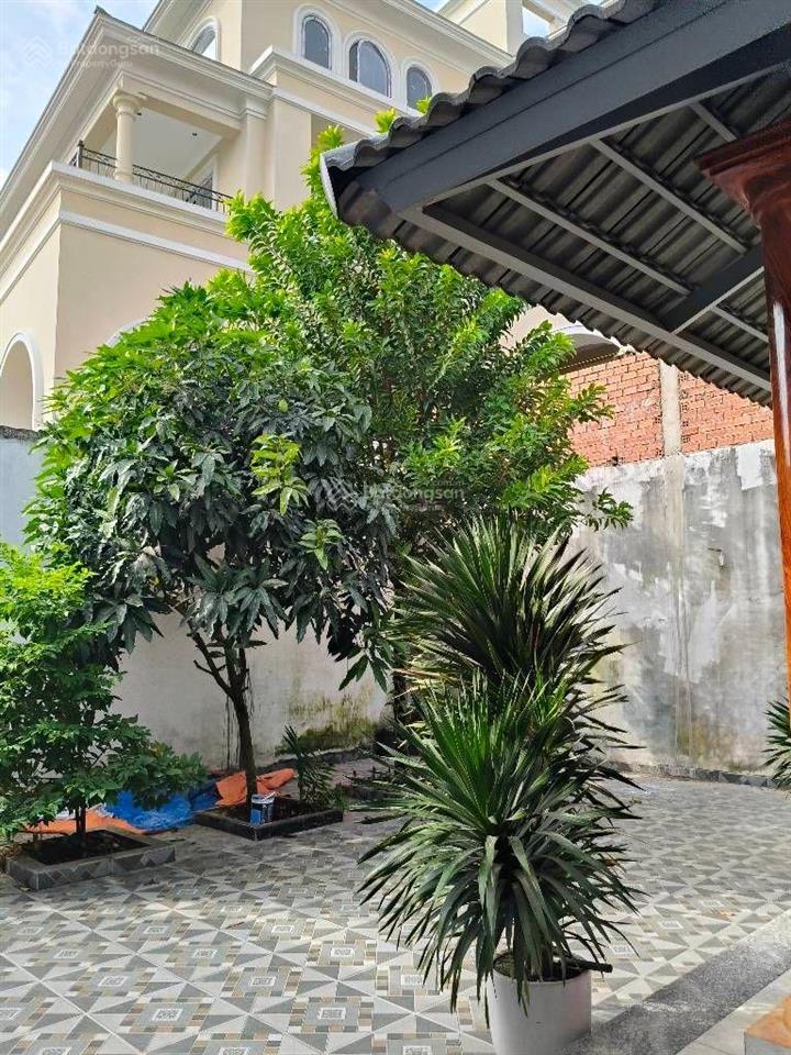 Nhà c4 tiện xây biệt thự. 195m2 thổ cư ngang hơn 11m. hẻm thông 5m cách mt 100m. giá 10,8tỷ tl