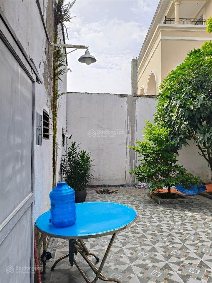 Nhà c4 tiện xây biệt thự. 195m2 thổ cư ngang hơn 11m. hẻm thông 5m cách mt 100m. giá 10,8tỷ tl