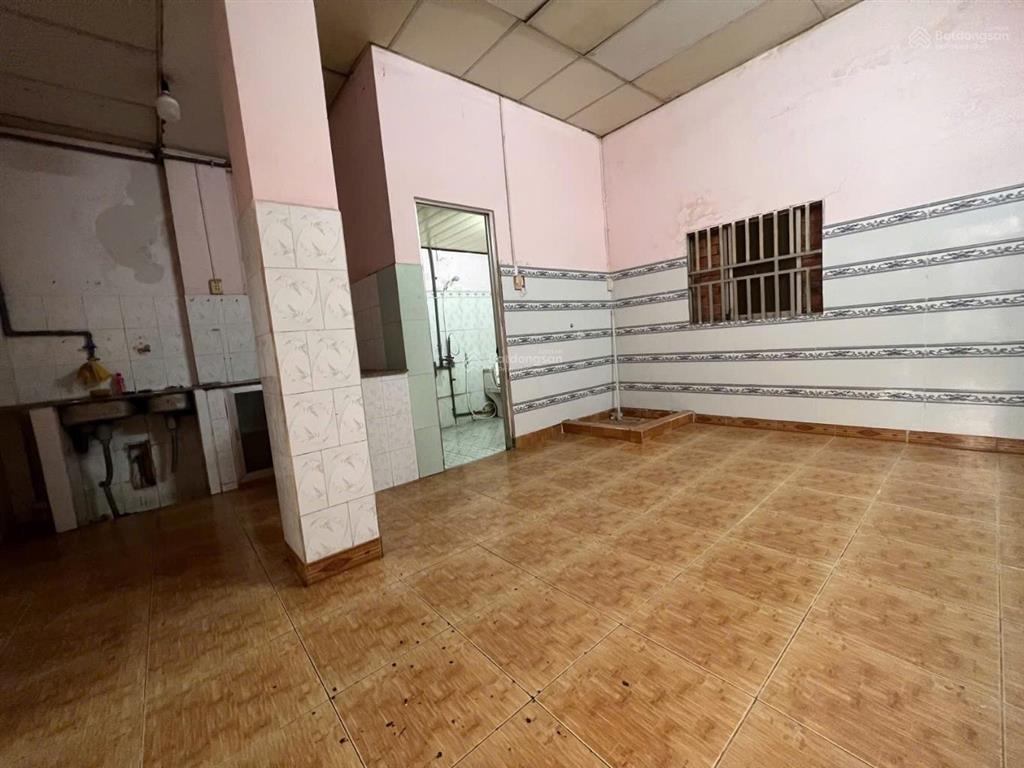 Nhà c4 cũ . 5*20 vuông vức cn đủ. 1/ ngắn trương thị hoa, tân thới hiệp. hẻm 6m giá 6,25tỷ bớt lộc