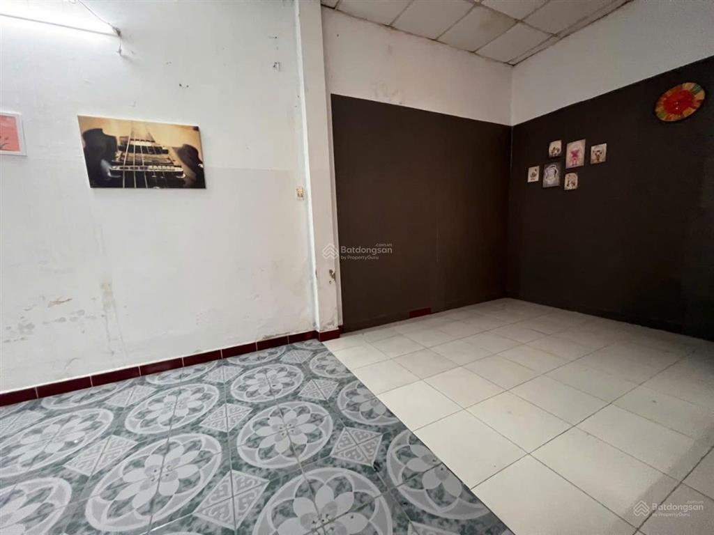 Nhà c4 cũ . 5*20 vuông vức cn đủ. 1/ ngắn trương thị hoa, tân thới hiệp. hẻm 6m giá 6,25tỷ bớt lộc