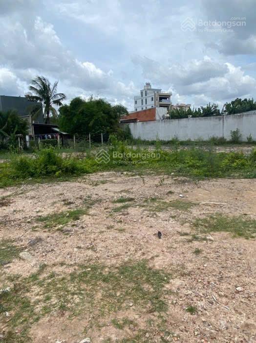 Lô đất 2mt full thổ 893m2 ngang 32m. phan văn hớn vào. mt đường 12m. làm biệt thự, kho bãi..