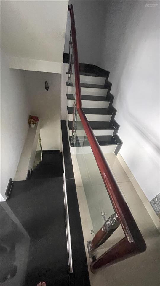 Nhà chính chủ cần bán, 6,1*8,2 cn đủ 50m2. 1/ ngắn cách mt đường 50m. hxh đậu cửa. giá 4,99 tỷ