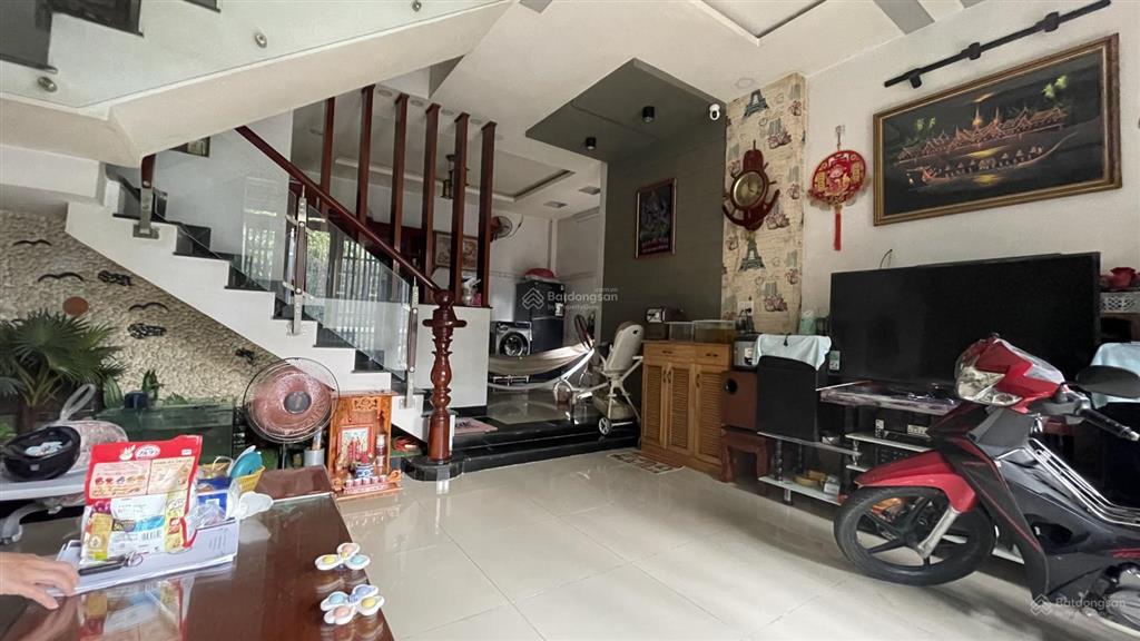 Nhà chính chủ cần bán, 6,1*8,2 cn đủ 50m2. 1/ ngắn cách mt đường 50m. hxh đậu cửa. giá 4,99 tỷ