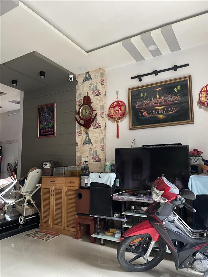 Nhà chính chủ cần bán, 6,1*8,2 cn đủ 50m2. 1/ ngắn cách mt đường 50m. hxh đậu cửa. giá 4,99 tỷ