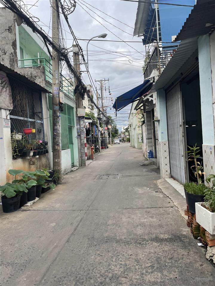 Nhà chính chủ cần bán, 6,1*8,2 cn đủ 50m2. 1/ ngắn cách mt đường 50m. hxh đậu cửa. giá 4,99 tỷ