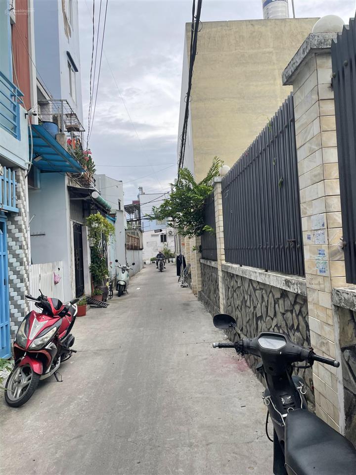 Nhà chính chủ cần bán, 6,1*8,2 cn đủ 50m2. 1/ ngắn cách mt đường 50m. hxh đậu cửa. giá 4,99 tỷ