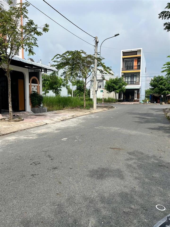 Nền đất 100m2 ngang 5m, cách hoàng phan thái 50m, sổ riêng. giá 2,55 tỷ. có hỗ trợ vay bank.