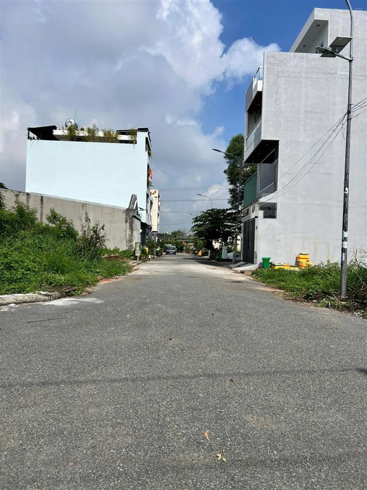 Nền đất 100m2 ngang 5m, cách hoàng phan thái 50m, sổ riêng. giá 2,55 tỷ. có hỗ trợ vay bank.
