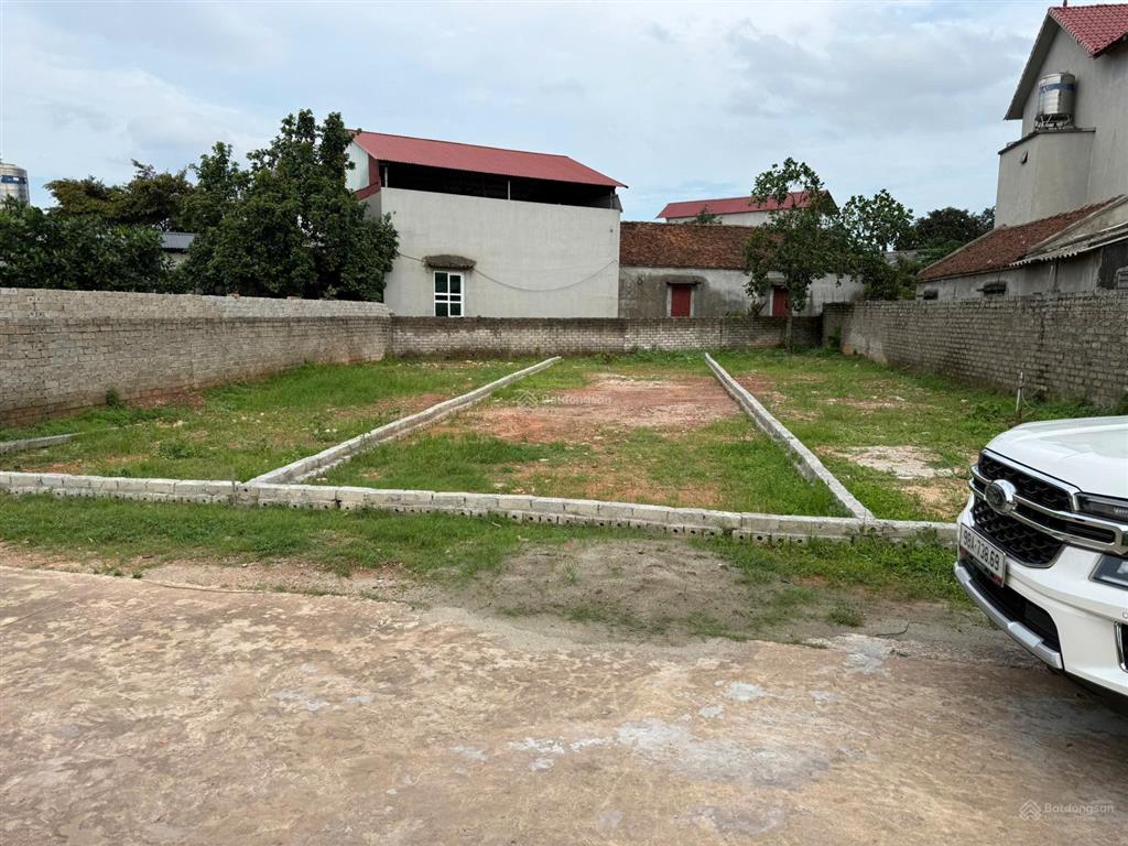 Trục chính 3 oto tránh, đối diện là cánh đồng quy hoạch kđt tây nam thị trấn kép