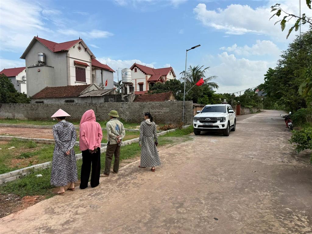 Trục chính 3 oto tránh, đối diện là cánh đồng quy hoạch kđt tây nam thị trấn kép