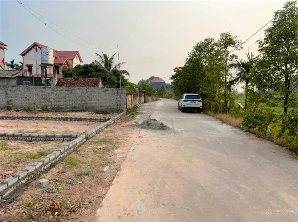 Trục chính 3 oto tránh, đối diện là cánh đồng quy hoạch kđt tây nam thị trấn kép