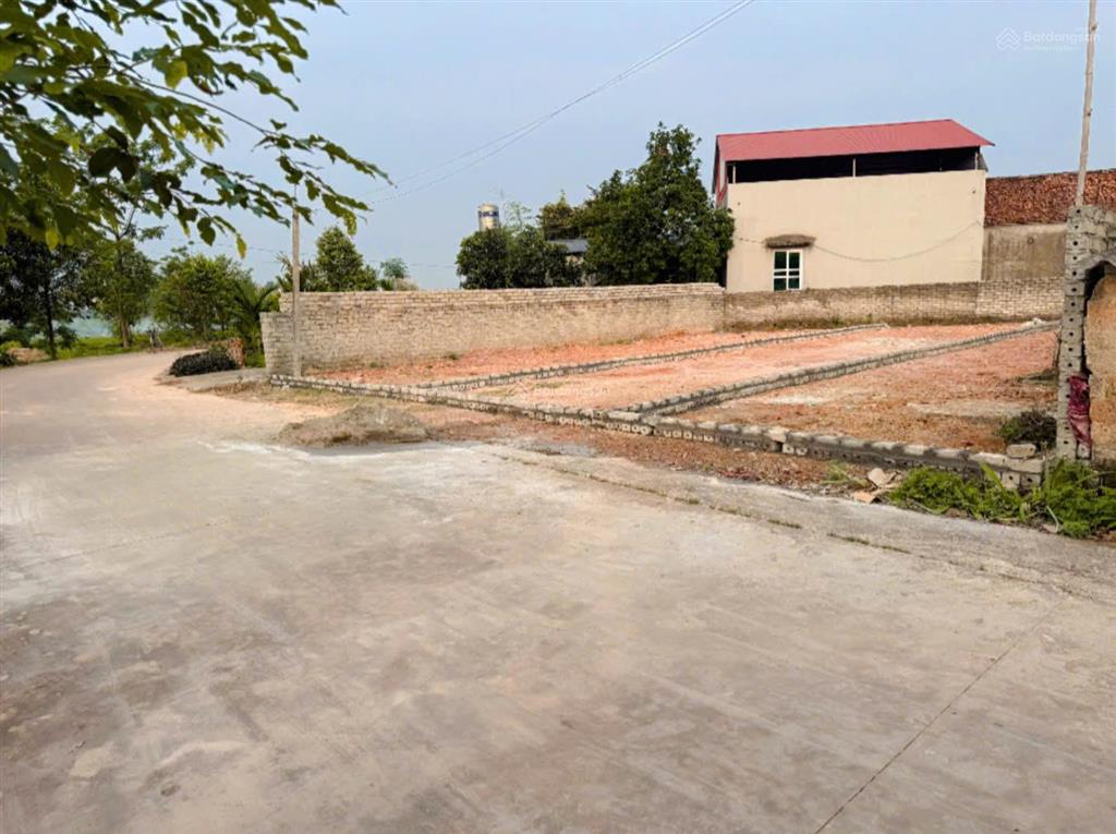 Trục chính 3 oto tránh, đối diện là cánh đồng quy hoạch kđt tây nam thị trấn kép