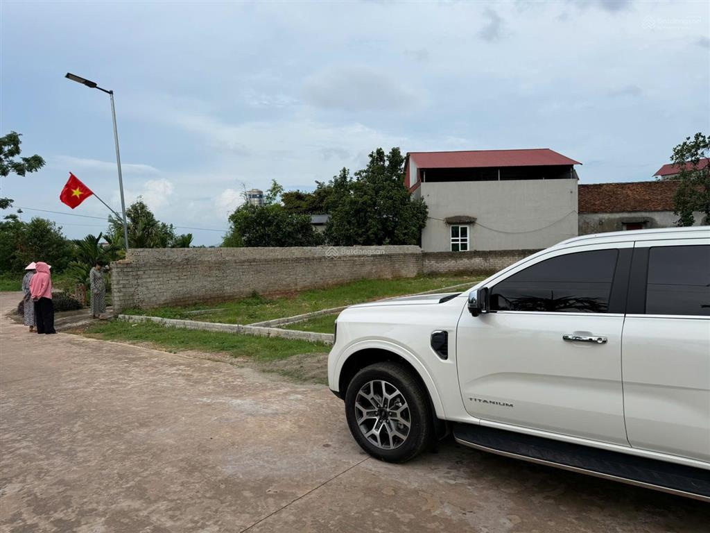Trục chính 3 oto tránh, đối diện là cánh đồng quy hoạch kđt tây nam thị trấn kép