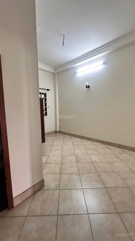 Tòa nhà 4 tầng 10 x 25 đường 6m, gần emart 2, thông đường bờ kè tham lương, 17 phòng rộng.