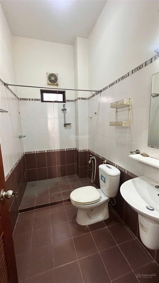 Tòa nhà 4 tầng 10 x 25 đường 6m, gần emart 2, thông đường bờ kè tham lương, 17 phòng rộng.