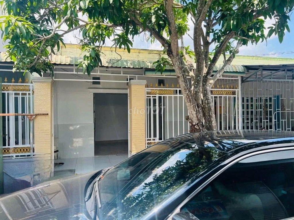 Cần bán gấp căn nhà c4 80m2 ở Tân Hiệp Hóc Môn, giá 870 Triệu, Sổ Sẵn