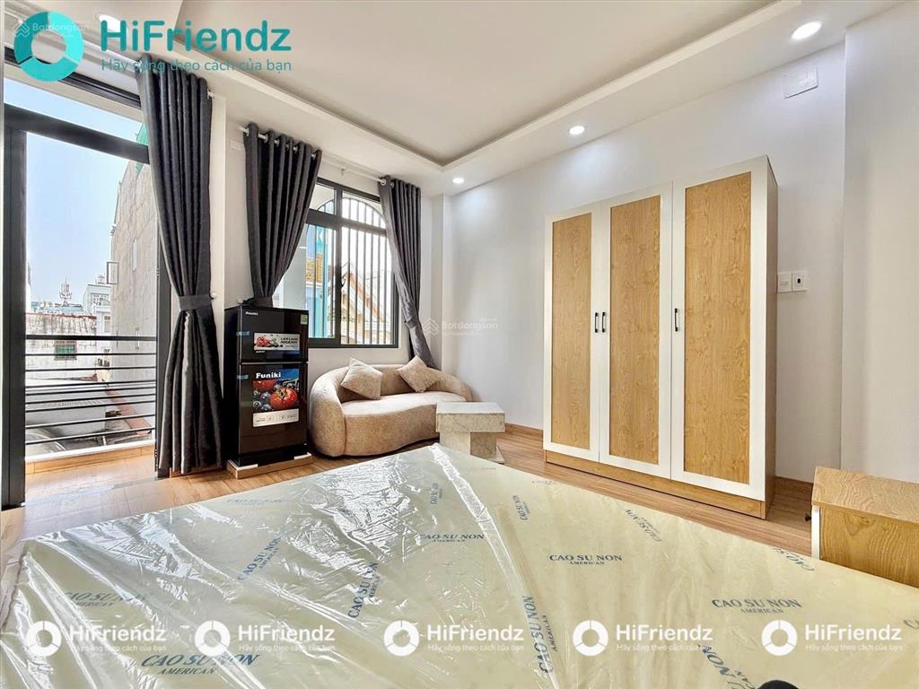 Căn hộ full nội thất ban công ngay cách mạng tháng 8