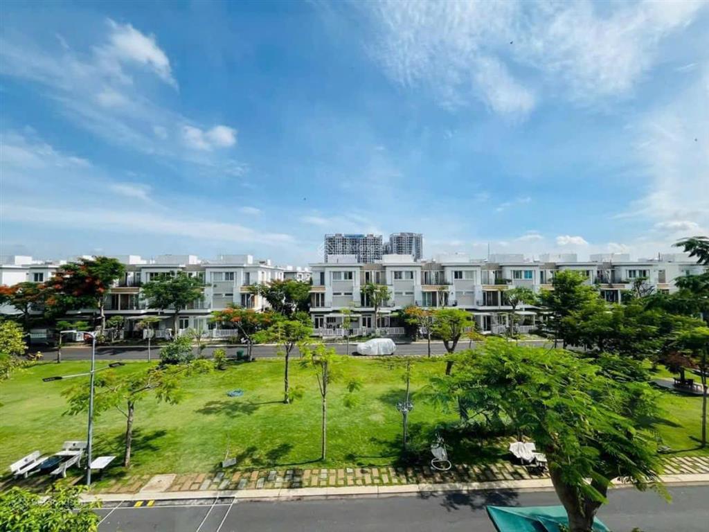 E hỗ trợ khách thân bán nhanh căn bìa đẹp xinh view công viên nội khu loverapark 105m. giá 9 tỷ