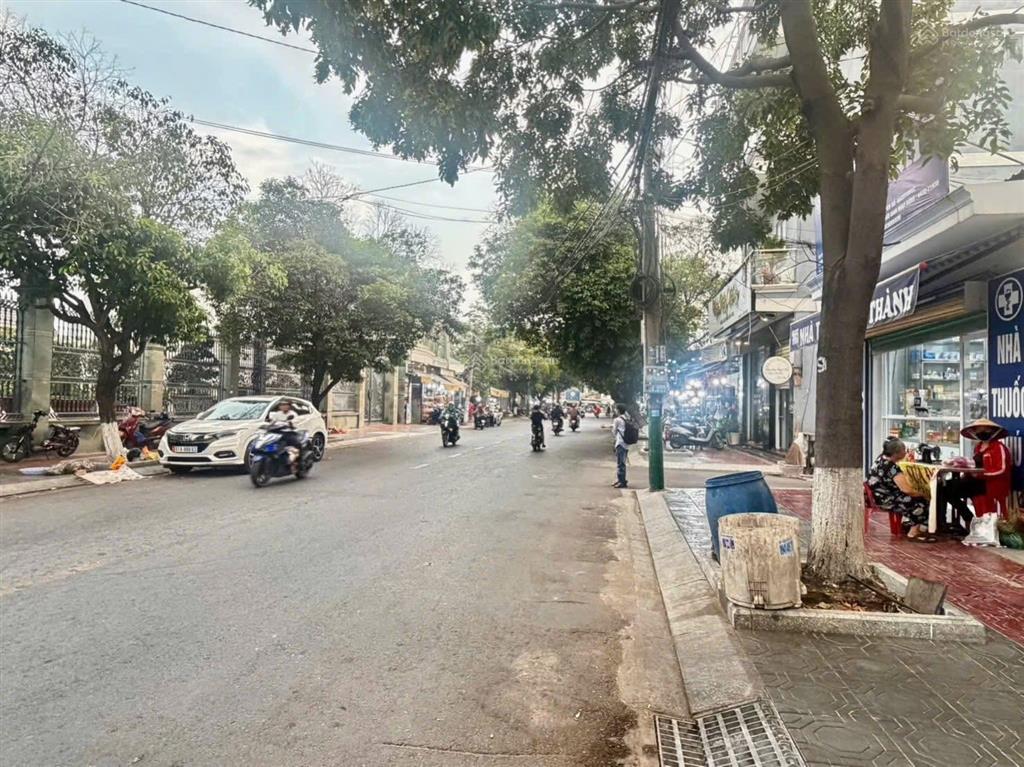 Bán nhà ngang 6m mặt tiền sát chợ dĩ an 1 , kinh doanh buôn bán víp