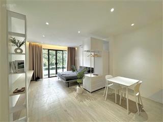 Trống căn hộ studio tone trắng mới tinh tại trần não. ban công lớn, full nội thất hiện đại