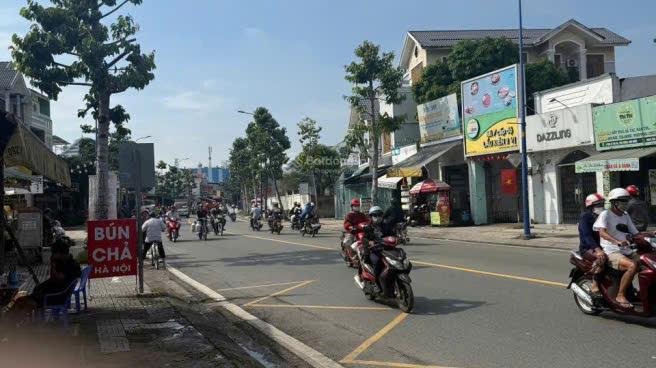 MẶT TIỀN BÀ TRIỆU – GẦN BV HÓC MÔN - QUỸ ĐẤT GẦN 1.000M²!