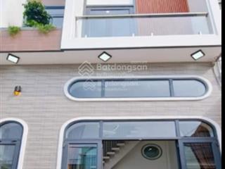 Nhà ngang 4m, dài 10m, một trệt, một lửng, một lầu, 3 phòng ngủ và 2 nhà vệ sinh. hẻm rộng 2,5m