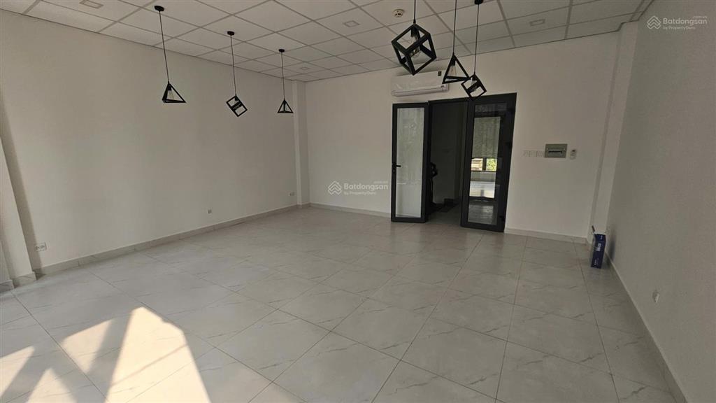 Cho thuê nguyên căn nhà phố 1 hầm 4 tầng 70tr/tháng mặt tiền đường dễ dàng nhận diện thương hiệu