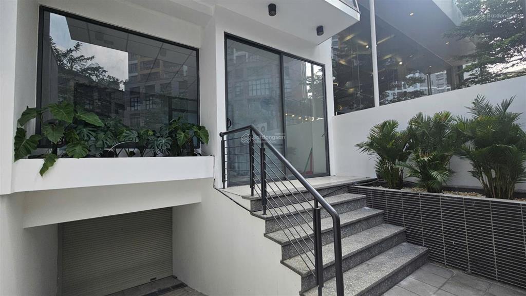 Cho thuê nguyên căn nhà phố 1 hầm 4 tầng 70tr/tháng mặt tiền đường dễ dàng nhận diện thương hiệu