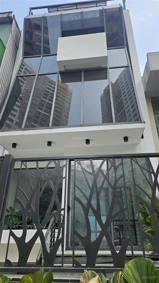 Cho thuê nguyên căn nhà phố 1 hầm 4 tầng 70tr/tháng mặt tiền đường dễ dàng nhận diện thương hiệu