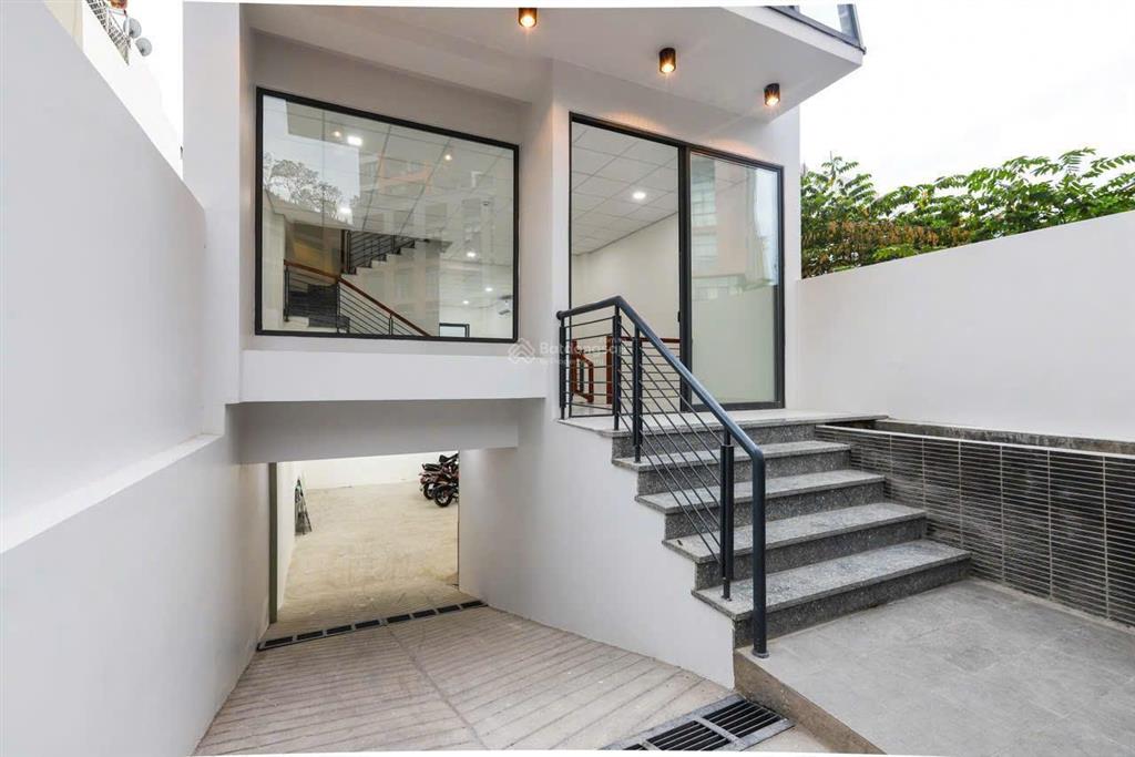 Cho thuê nguyên căn nhà phố 1 hầm 4 tầng 70tr/tháng mặt tiền đường dễ dàng nhận diện thương hiệu