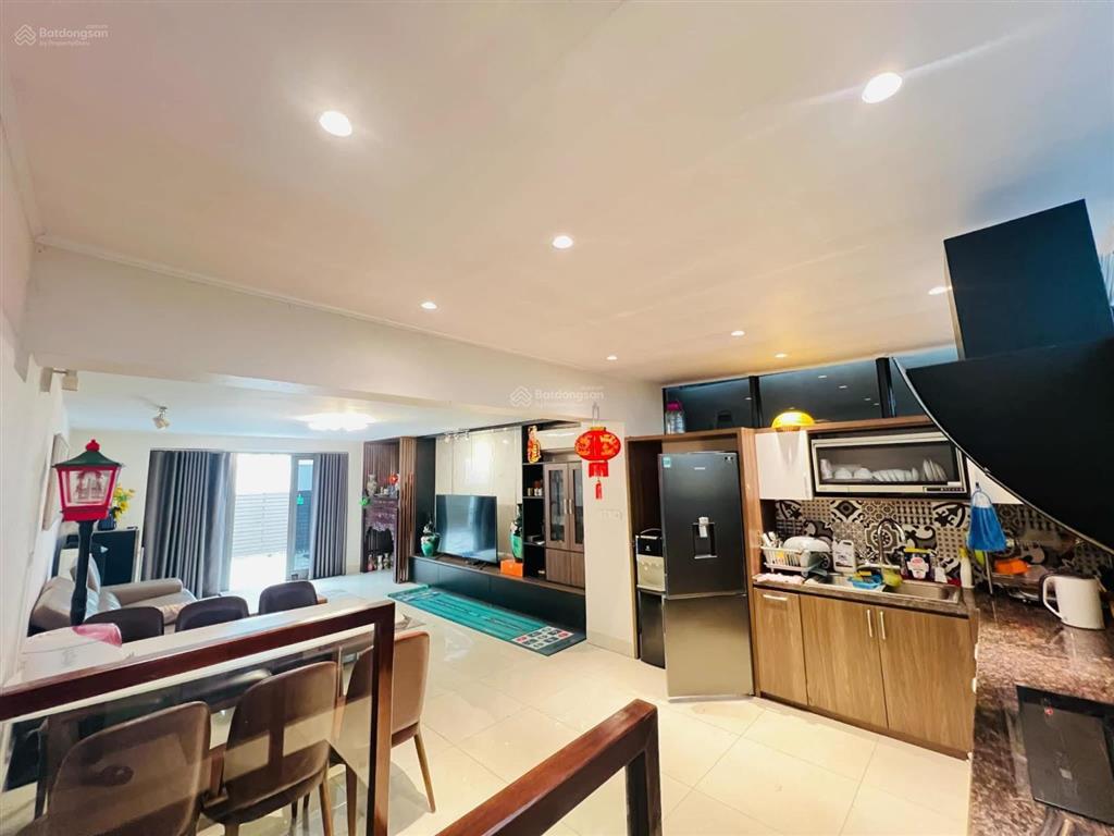 Bán gấp bt vinhomes riverside 180m2 hơn 50tỉ lô góc 2 mặt tiền  trục vào kđt  dòng tiền cao