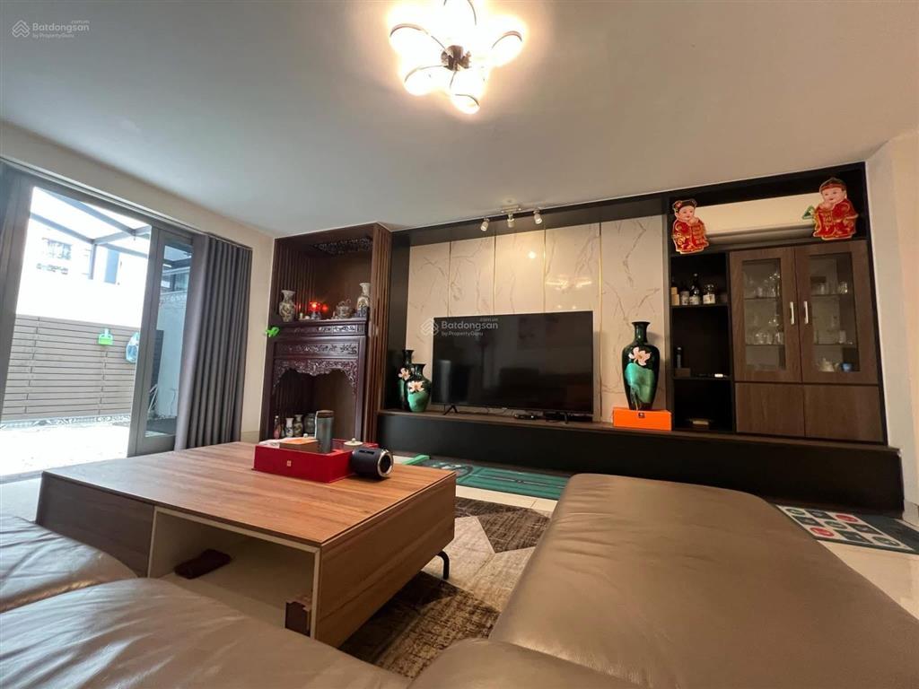 Bán gấp bt vinhomes riverside 180m2 hơn 50tỉ lô góc 2 mặt tiền  trục vào kđt  dòng tiền cao
