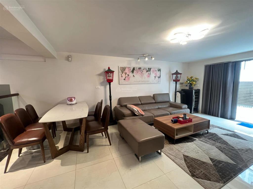 Bán gấp bt vinhomes riverside 180m2 hơn 50tỉ lô góc 2 mặt tiền  trục vào kđt  dòng tiền cao
