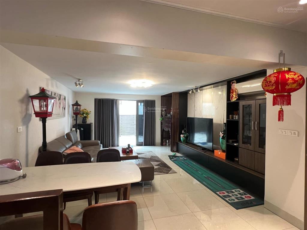 Bán gấp bt vinhomes riverside 180m2 hơn 50tỉ lô góc 2 mặt tiền  trục vào kđt  dòng tiền cao