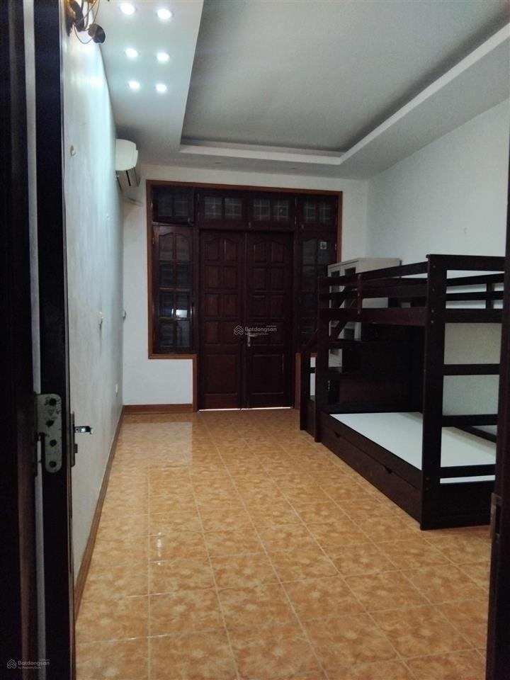 Cho hộ gia đình thuê nhà riêng 5 tầng diện tích 32 m2 đường rộng rãi gần chợ và trường cấp 1, 2