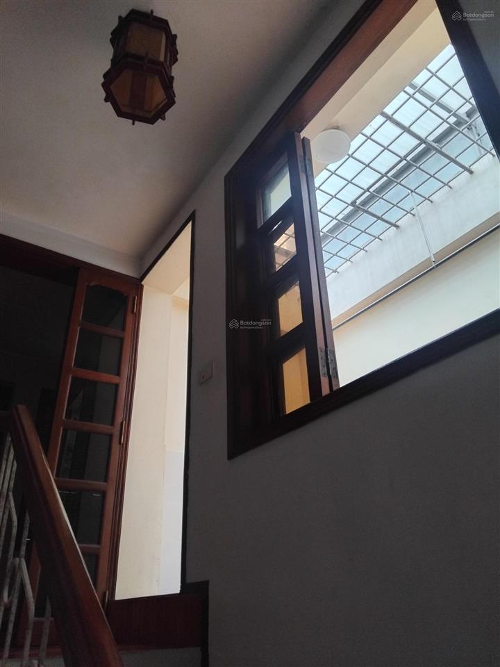 Cho hộ gia đình thuê nhà riêng 5 tầng diện tích 32 m2 đường rộng rãi gần chợ và trường cấp 1, 2