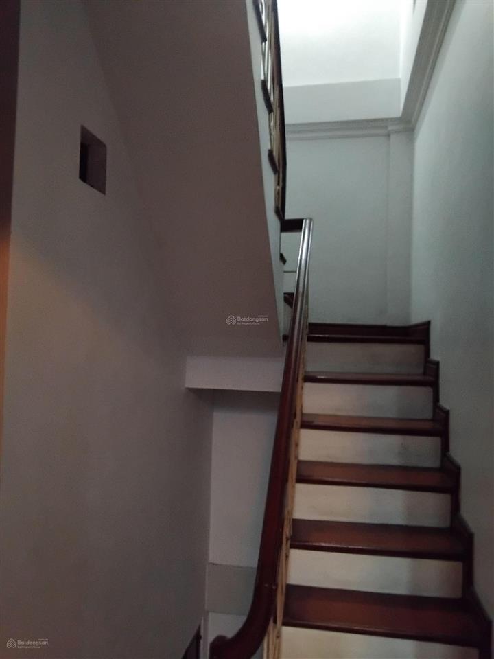 Cho hộ gia đình thuê nhà riêng 5 tầng diện tích 35 m2 đường rộng rãi gần chợ và trường cấp 1, 2