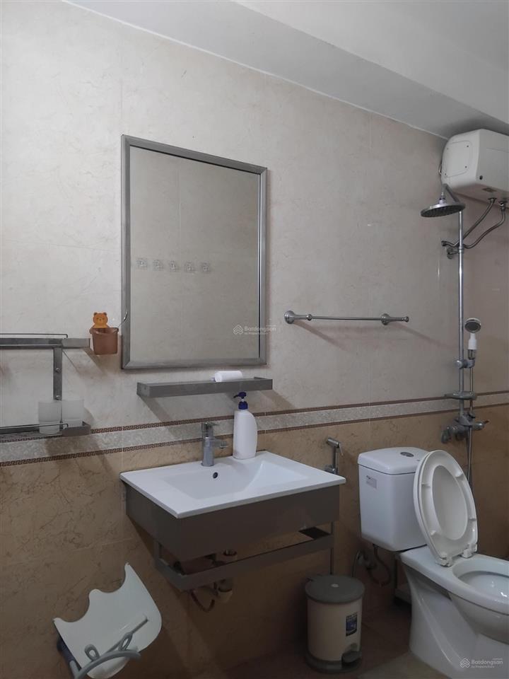 Cho hộ gia đình thuê nhà riêng 5 tầng diện tích 35 m2 đường rộng rãi gần chợ và trường cấp 1, 2