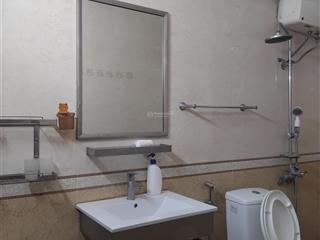 Cho hộ gia đình thuê nhà riêng 5 tầng diện tích 35 m2 đường rộng rãi gần chợ và trường cấp 1, 2