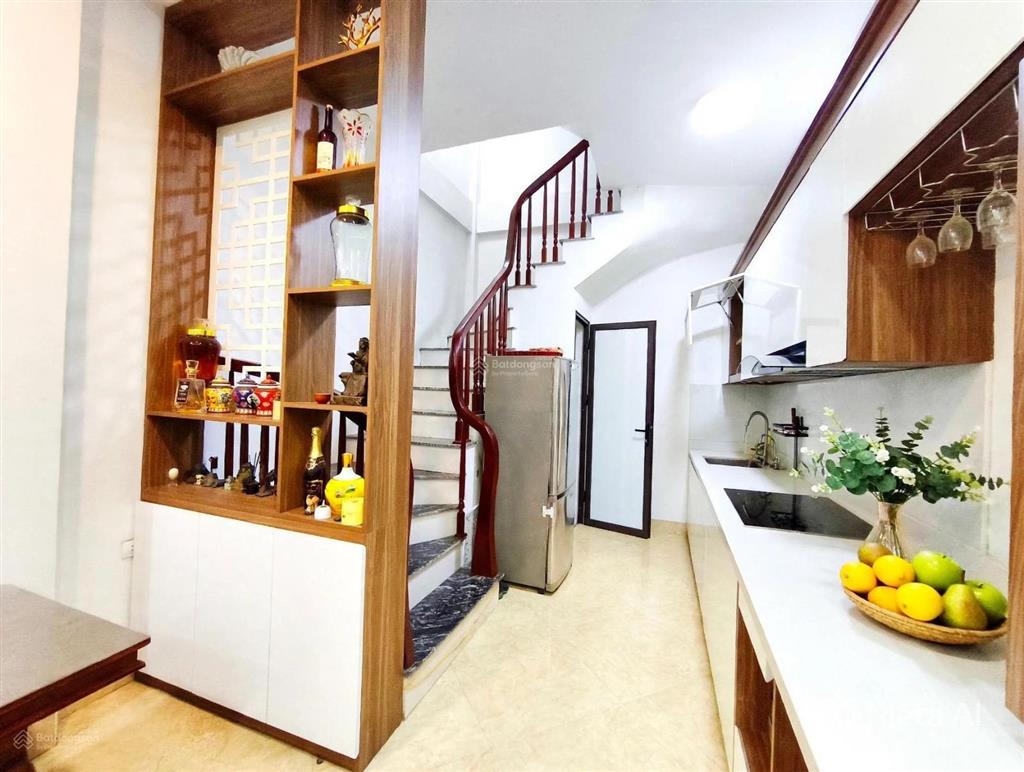 Nhà phố hoàng mai ở ngay  40m x 5 tầng  3 ngủ 4 vs  ngõ thông ba gác  full nội thất