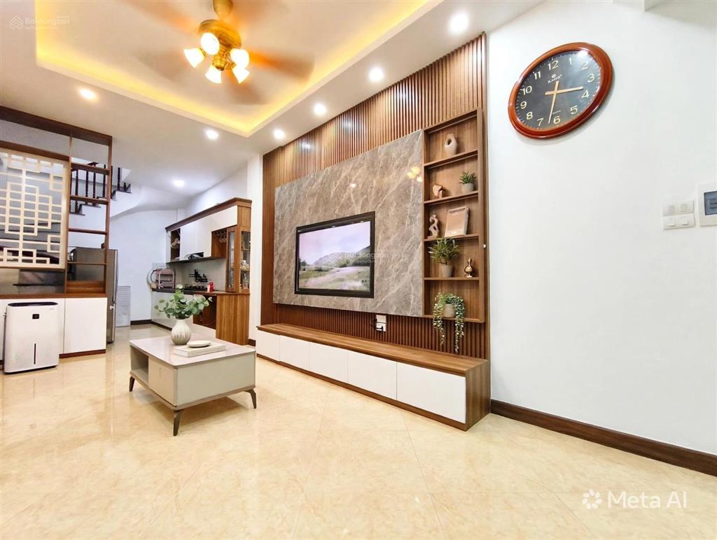Nhà phố hoàng mai ở ngay  40m x 5 tầng  3 ngủ 4 vs  ngõ thông ba gác  full nội thất