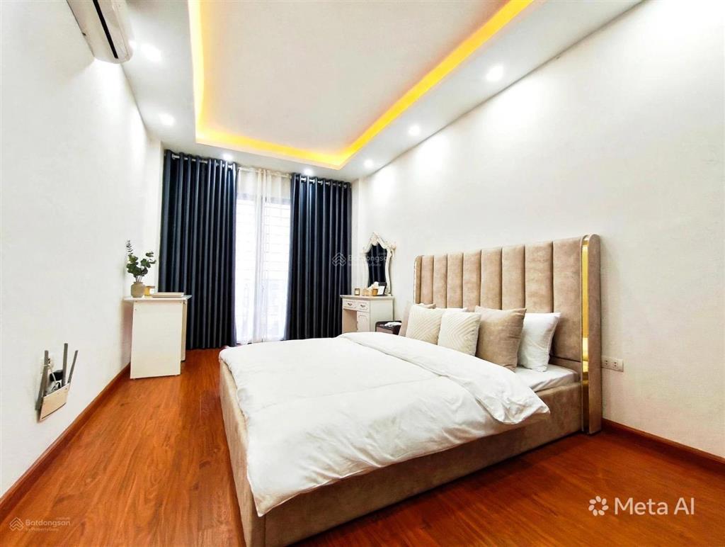 Nhà phố hoàng mai ở ngay  40m x 5 tầng  3 ngủ 4 vs  ngõ thông ba gác  full nội thất