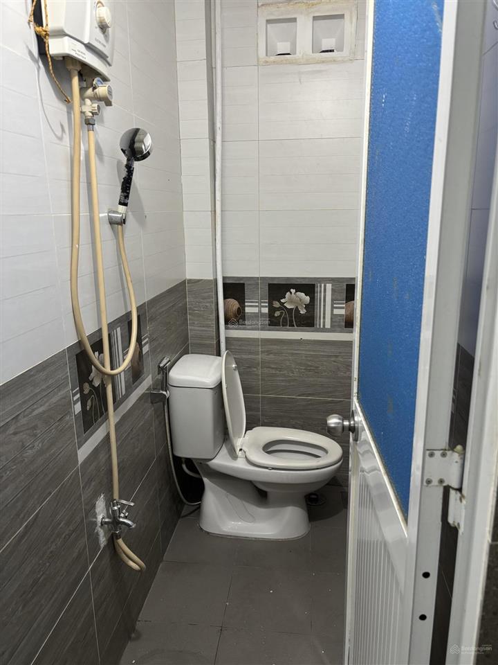 Cho thuê phòng trọ lối đi riêng, sát trường học, chợ, phường 4, quận 4. diện tích 25m2.
