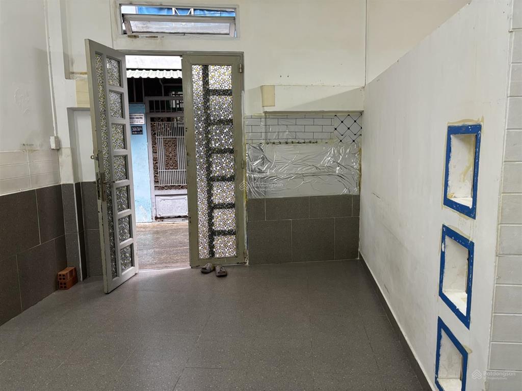 Cho thuê phòng trọ lối đi riêng, sát trường học, chợ, phường 4, quận 4. diện tích 25m2.