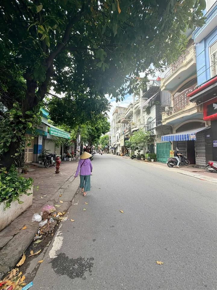 Mặt đường lán bè nhà lô góc 90m, 2,5 tầng 10,9 tỷ  dòng tiền 25 triệu/ tháng