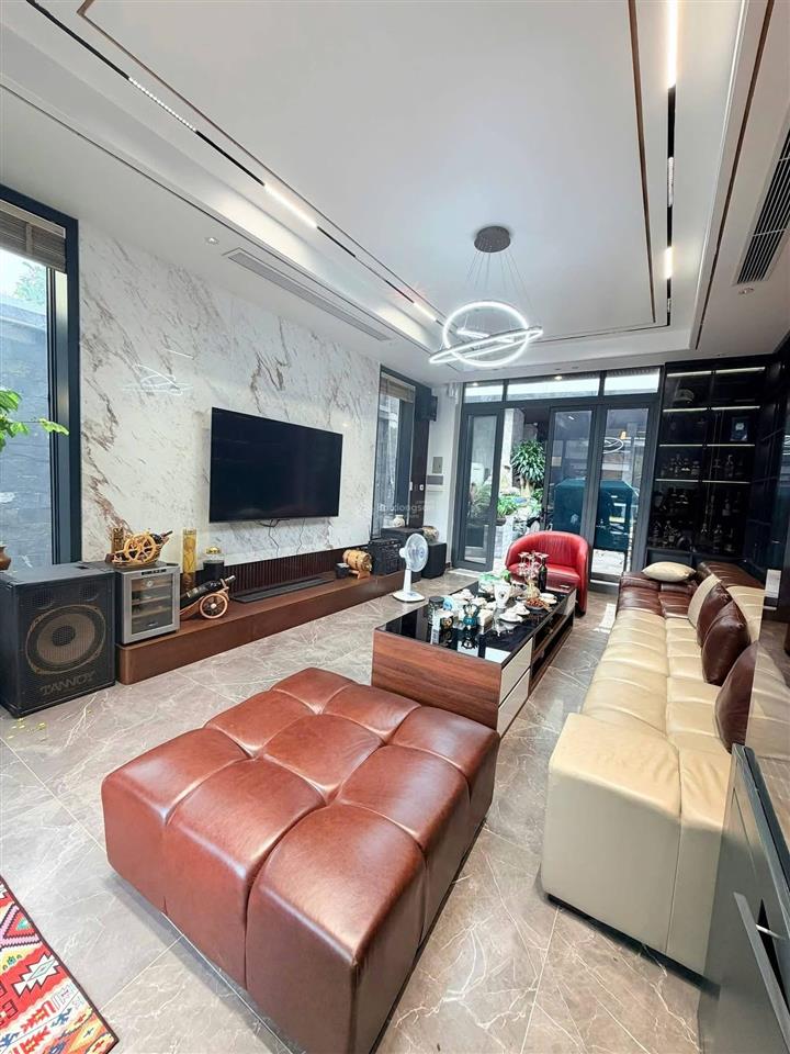 An trực biệt thự 273m, 4 tầng, bể bơi trong nhà 17,9 tỷ